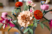 LEGO BOTANICA 10342 Bouquet di fiori rosa