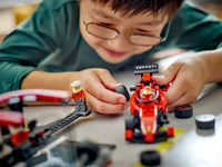 LEGO CITY 60443 Pit Stop F1 e equipaggio ai box con l'auto Ferrari