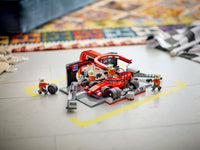 LEGO CITY 60443 Pit Stop F1 e equipaggio ai box con l'auto Ferrari